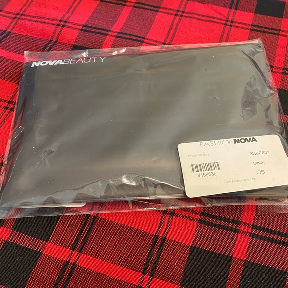 eye conic 5 piece brush set in its own case. I have 2 of these by, Fashion Nova - Picture 3 of 5